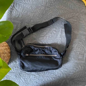 Magväska - Magväska från Monki. Tyvärr lite skada vid dragkedjan