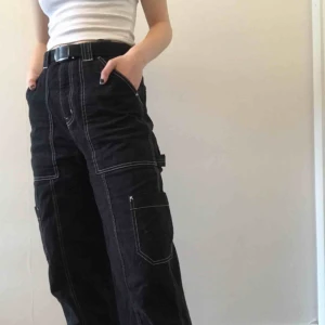  - Svarta ”arbetsbyxor” från weekday, köptes orginellt för 500 och är knappt använda , frakt ingår Inte