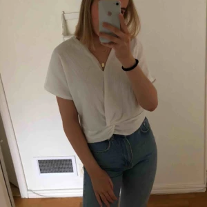  - En fin vit topp från Zara, fin omlott och fint skick, använd ett par gånger. Fin både till vardags och finare tillfällen🤩  Betalning sker via Swish och köparen står för frakten, kan mötas nära sölvesborg/bromölla!