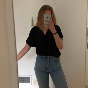  - En topp med fin omlott från Zara. Köpt för ca 1 år sedan och använd ett par gånger men fortfarande fint skick!  Betalning sker via Swish och köparen står för frakten, kan mötas upp nära sölvesborg/bromölla!