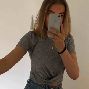  - En lite kortare t-shirt/topp från Zara med svarta och vita ränder, omlott nertill. Knappt använd och köpt förra sommaren. Betalning sker via swish och köparen står för frakten!