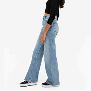 Ett par skitsnygg jeans från Monki säljer pågrund av att dom är för långa för mig jag är 161 cm