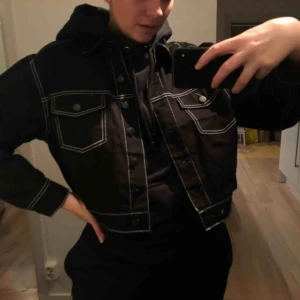  - Svart kortare jeans jacka från hm