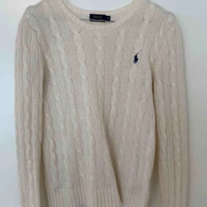 Kabelstickad tröja - Kabelstickad tröja från Ralph lauren i storlek XS. Använd ett fåtal gånger. Säljer så jag inte får tillräckligt med användning av tröjan. Köparen står för frakt. Pris kan diskuteras 