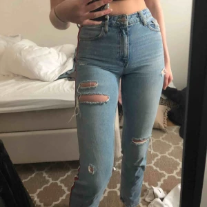  - Jeans från zara med sjukt cool detalj på sidan av benet. Säljer då de ej längre kmr till använding. Frakt tillkommer 