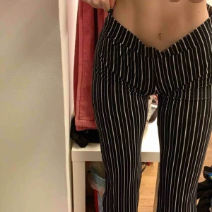  - Riktigt snygga randiga bootcut byxor. Skönt material och snygga på. Tyvärr har de blivit förstora för mig.