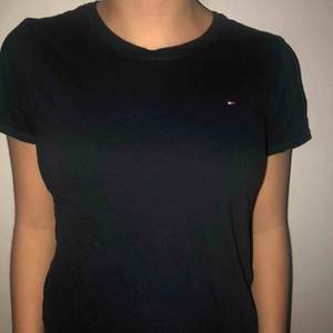 Marinblå Tommy Hilfiger t-shirt i strl 164 men passar en XS. Använd fåtal gång och i gott skick. Köparen står för frakten och pris kan diskuteras.