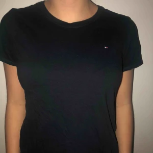  - Marinblå Tommy Hilfiger t-shirt i strl 164 men passar en XS. Använd fåtal gång och i gott skick. Köparen står för frakten och pris kan diskuteras.