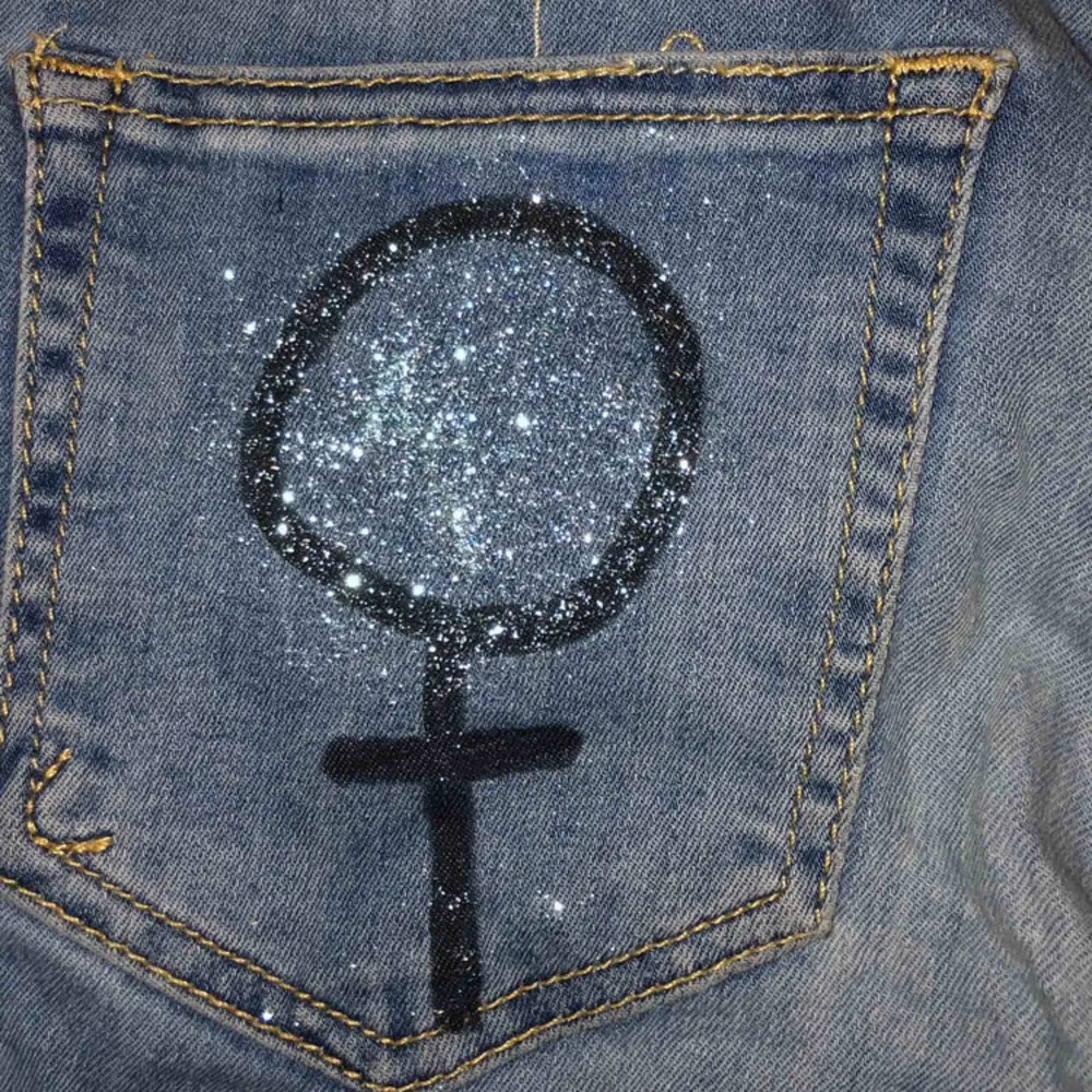 Reworked jeans med Frida Kahlo och kvinnosymbol på fickorna. Storlek XS/S. Frakt tillkommer . Jeans & Byxor.