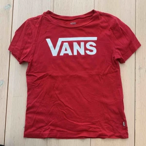  - Jättefin röd vans t-shirt i mycket bra skick! 