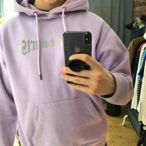  - Superfin Wasted Paris hoodie med tryck som reflekterar. Storleken är S men sitter som M/ oversize S. Köper står för frakt!