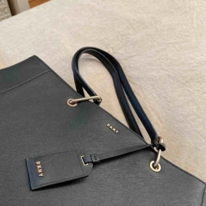  - En skitfin DKNY väska i jättebra skick! 💖💖 pris kan diskuteras