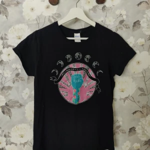 T-shirt från statementbylann - Jättefin t-shirt med tryck. Passar även S. Som ny. Gratis frakt!