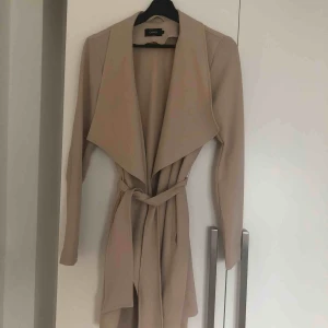  - Snygg kappa från Only⭐️ Använd kanske en gång. Frakt tillkommer