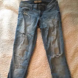Jeans från Hollister i fint skick, behöver dock strykas en aning. Jeansen passar mig som har small. W23/L31  • Köparen står för frakt!