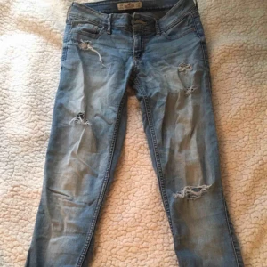 Jeans - Jeans från Hollister i fint skick, behöver dock strykas en aning. Jeansen passar mig som har small. W23/L31  • Köparen står för frakt!