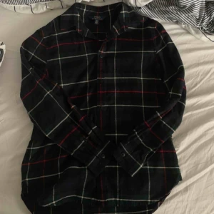 Ralph Lauren skjorta!  - Köpt på Ralph Lauren! Inprincip nyskick! Storlek är 16 (år) vilket är detsamma som XS. 250 kr och skjortan är din!! (Inklusive frakt)