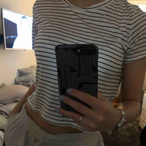 - Enkel randig kortare t-shirt från monki i bra skick! Köparen står för frakt🤩