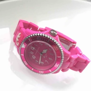  - En jättefin och oanvänd klocka som aldrig har kommit till användning.   • Köparen står för frakt!