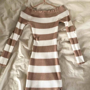  - Bandeau ribbad distressed vit/rosa randig klänning från Fashion Nova. Storlek XS, mycket bra skick. Skickas eller möts upp i Stockholm