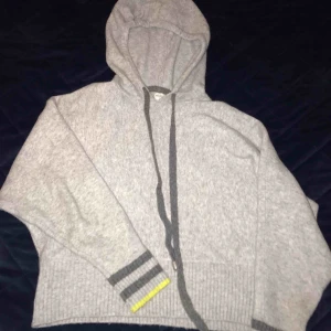  - Stickad tröja från H&MxPRINGLE kollektionen. Storlek M. Endast använd fåtal gånger. Supermysig tröja! 