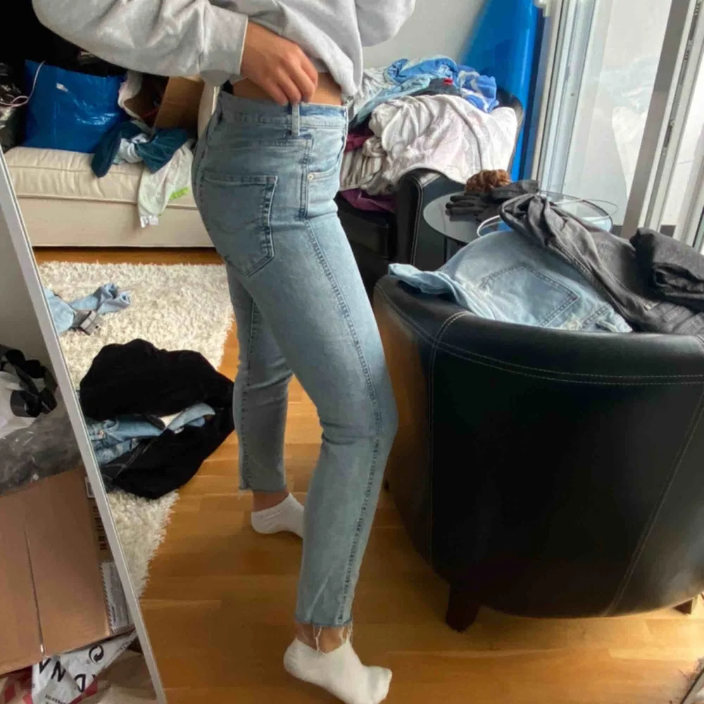 Jättefina blåa jeans. Med slitningar ner till. Lite sönder vid ena hanklen, se sista bilden. (De är en storlek 38 men passar 36 bättre)  Jag är 170cm och har vanligtvis storlek 36/s. Jeans & Byxor.