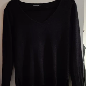 Svart stickad tröja small - Svart stickad tröja. Small Fint skick Köparen står för frakten, fraktförslag mottages gärna. Samfraktar.
