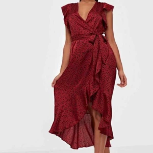  - Röd satin-klänning i smickrande passform. Helt ny, aldrig använd. Ordinarie pris 448kr