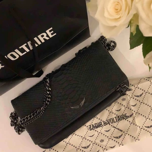 Zadig Voltaire väska - Intressekoll på min Zadig Voltaire väska. Båda banden tillkommer samt dustbag.  Om ni är intresserade skriv hur mycket du skulle kunna tänka dig lägga på väskan. Den är använd, så skicket är inte helt nytt men fortfarande fin