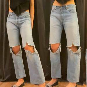 Jeans från Levis, står ingen strl i jeansen men har vanligt vis 28 i midjan och 34 i längd. Dessa sitter toppen. Säljer pga har två likadana. I bra skick!  Är 175 cm lång.