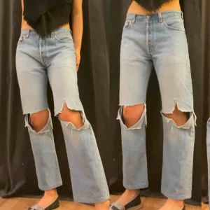  - Jeans från Levis, står ingen strl i jeansen men har vanligt vis 28 i midjan och 34 i längd. Dessa sitter toppen. Säljer pga har två likadana. I bra skick!  Är 175 cm lång.