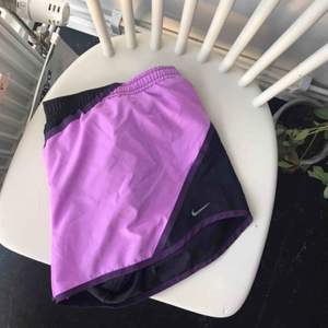 Nike shorts i bra skick. Knappt använda! 