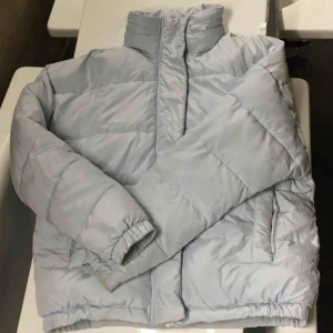 BABYBLÅ DUNJACKA - BABY BLÅ jacka från Urban Outfiters. Fint skick, endast fläckar på baksidan (därav priset)! 🤙🏽