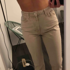  -  Helt nya mom jeans i storlek 38, passar mig som är en S också! Väldigt snygga och formar kroppen fint.