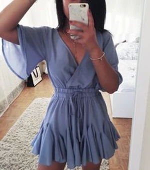 Klänning - Söt blå klänning💕 Väldigt bekväm och luftig på sommaren. Den är ganska kort men ändå inte så kort att man inte kan använda den. Det var ett solklart val av mig i somras när det var som varmast. Super fin älskar färgern💕 