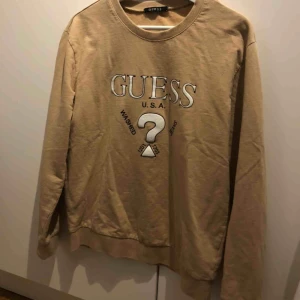  - Skön guess tröja, använd men väldigt fräsch! Köpte den i Stockholm förra året. Skulle säga 7/10 i cond. Det är en ”Washed” modell så den ska se lite halvdassig ut, så den är inte använd på såvis.:)