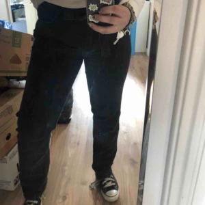  - Coola raka jeans med ett skärp i midjan. Använde 1 gång!