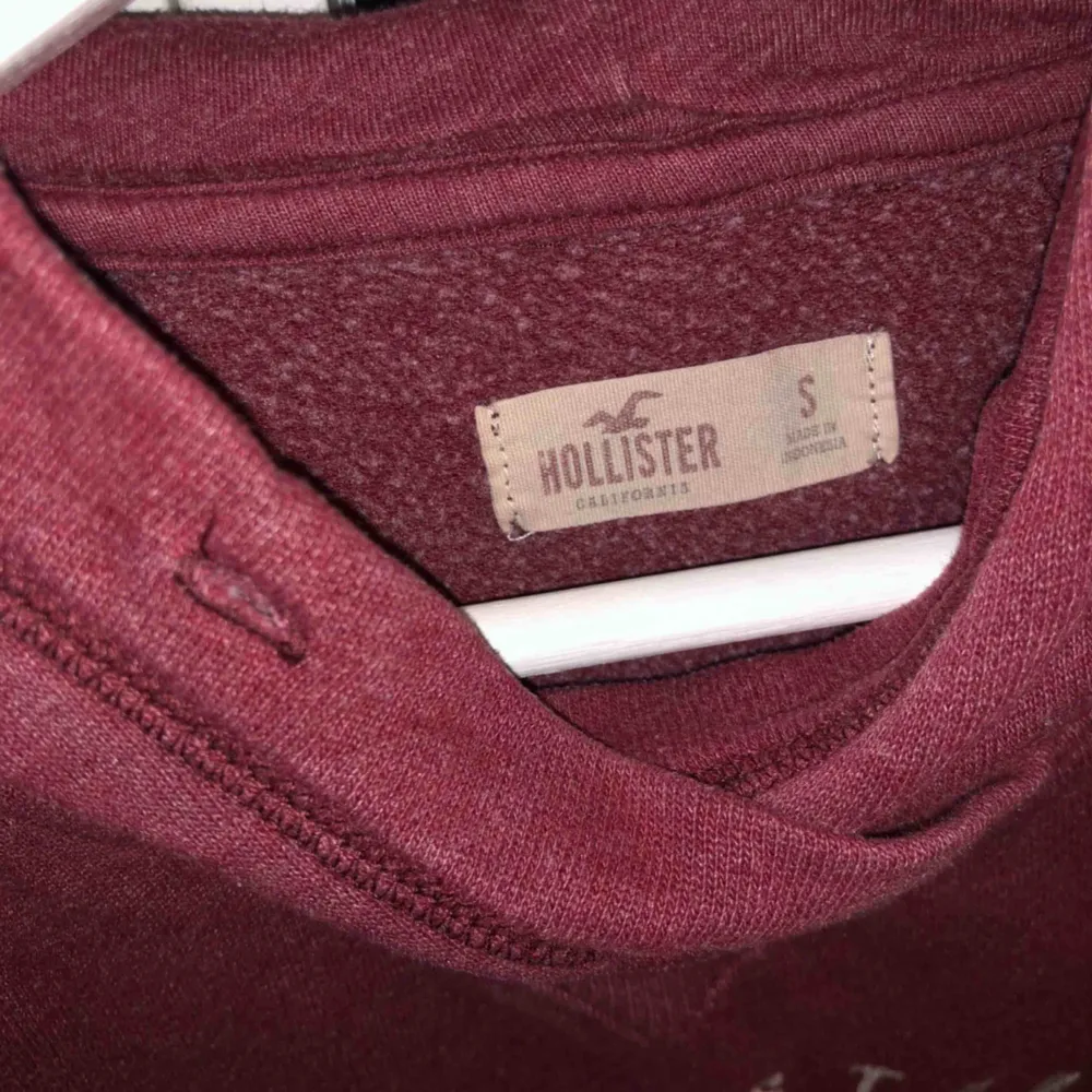 vinröd-ish Hollister hoodie som saknar snöre, säljer då jag växt ur den ( 165 cm, 49kg ). Frakt på 66kr tillkommer ☺️. Hoodies.