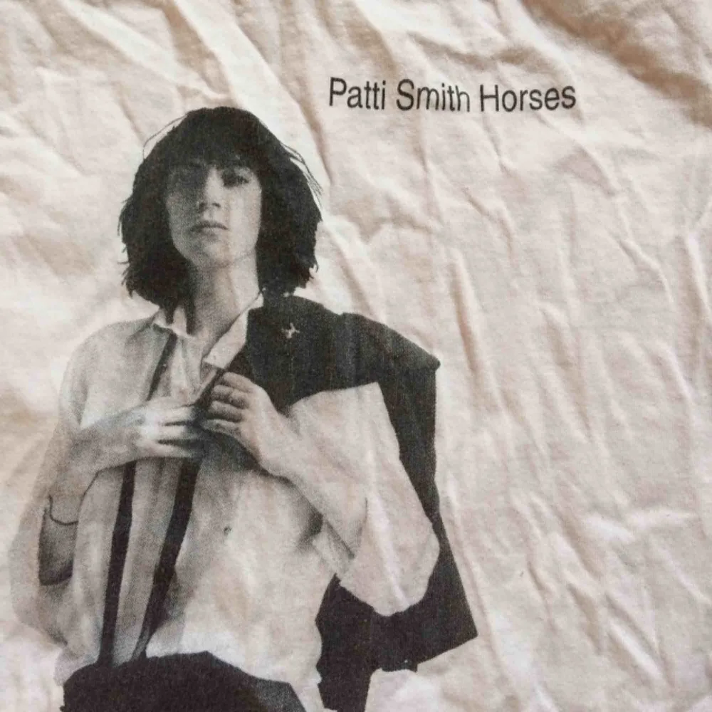 Nytvättad o därmed skrynklig Patti Smith tshirt i stl M. Fint skick. Frakt: 42 kr. T-shirts.