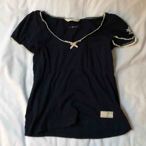  - Mörkblå blus från Odd Molly, använd en gång. Superfint skick! Betalning via swish, kan mötas upp i Stockholm alternativt frakta då köparen står för frakten.