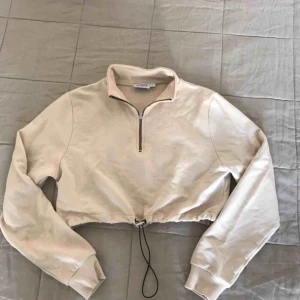  - Supersnygg tröja från nakd som är lite croppad🥰