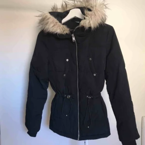  - Svart jacka från H&M. Köparen står för frakt eller hämtas i Örebro. 
