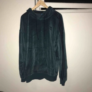  - Adidashoodie i skönt velour/sammetsmaterial. Superfin och skön tröja, rymlig passform. Sparsamt använd, toppenskick. 