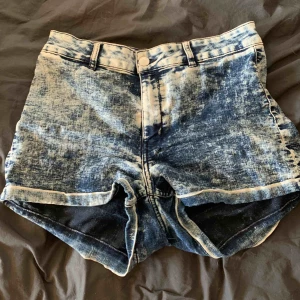  - Shorts från H&M i strl 40, har ej bild när dem sitter på mig eftersom dem sitter för stort men kan skicka om det skulle önskas 