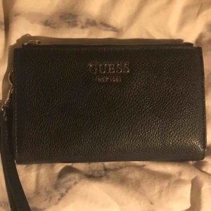  - En nästan helt oanvänd guess plånbok, inga slitningar o i bra sick, säljer pga att den inte används, köparen står för frakt🥰