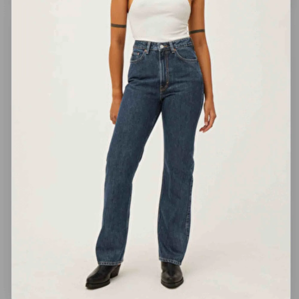 Säljer mina Rowe extra high straight jeans då de blivit för små. Storlek 27/32 och sitter perfekt på mig i längden som är 176cm. Kan tänka mig att gå ner lite i pris vid snabbaffär.. Jeans & Byxor.