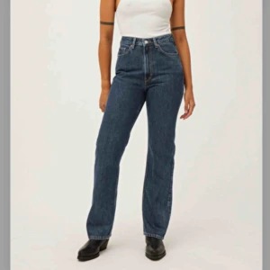  - Säljer mina Rowe extra high straight jeans då de blivit för små. Storlek 27/32 och sitter perfekt på mig i längden som är 176cm. Kan tänka mig att gå ner lite i pris vid snabbaffär.