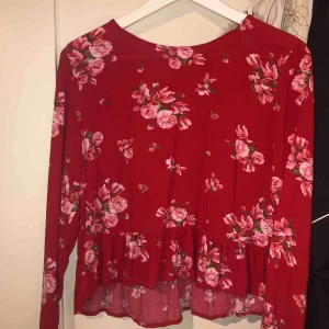  - En blus i storlek 40 men passar även mindre storlekar. 40 kr + frakt.