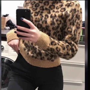  - Skön stickad tröja från h&m. Använd några gånger.Ordinarie priset är 199kr. Köparen står för frakten 