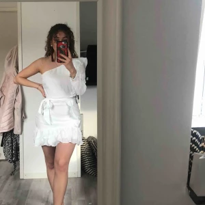  - Jättefin studentklänning från Lulus. Nypris $50, säljer då jag köpt en annan klänning. Prislappar finns kvar. 